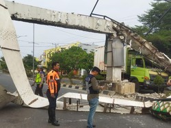 Detik -detik Truk Hantam Tugu Selamat Datang Prabumulih hingga Ambruk
