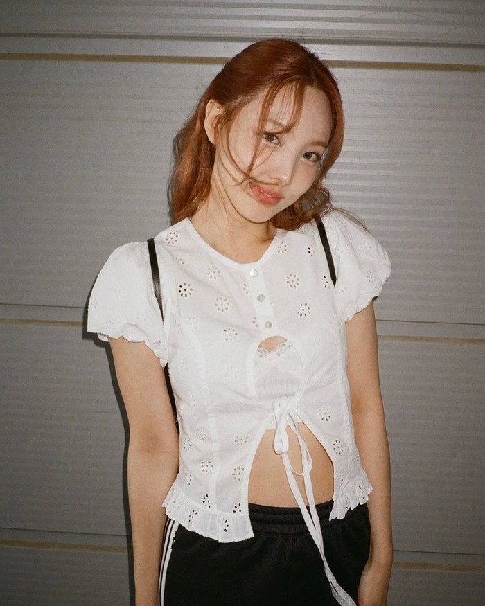 Idol K-Pop dengan tipe wajah yang mirip dengan kelinci ini lahir pada 22 September 1995. Nayeon TWICE memiliki tanggal lahir yang sama dengan beberapa artis Korea lainnya seperti Jinyoung GOT7 dan juga Seungmin Stray Kids. / Foto: instagram.com/nayeonyny