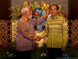 Momen Akrab PM Timor Leste Pegang Kepala Jokowi Jelang Gala Dinner IAF