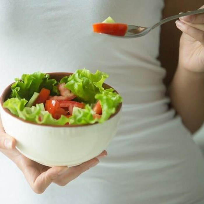 Makan Makanan Sehat/ Foto: freepik.com/yanalya