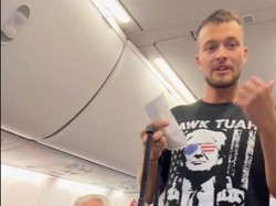 Pelancong Dikeluarkan Pesawat gegara Kaos Bergambar Trump