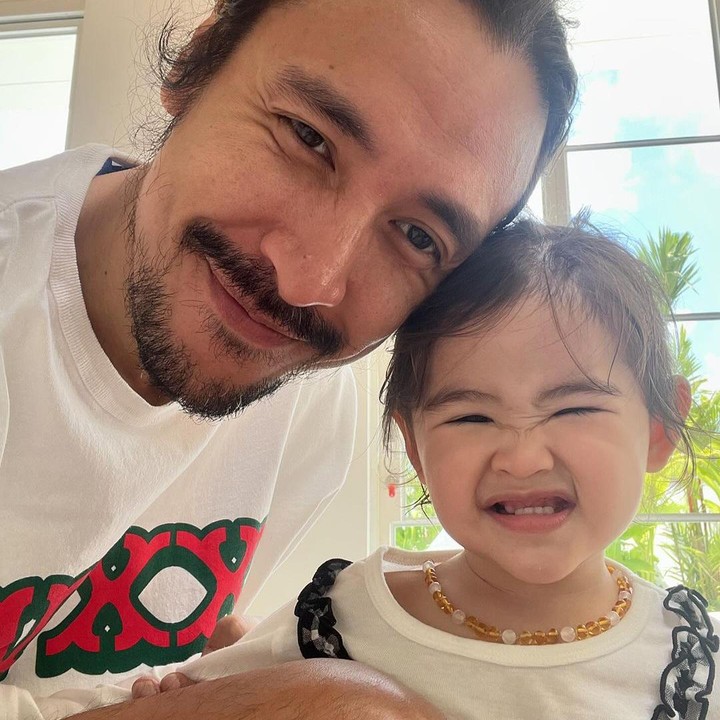 <p>Banyak netizen yang dibuat gemas dengan potret kebersamaan Ello dan sang putri yang semakin menggemaskan. Tidak sedikit yang menyebut Dunia semakin cantik, lho. (Foto: Instagram: @marcello.tahitoe)</p>