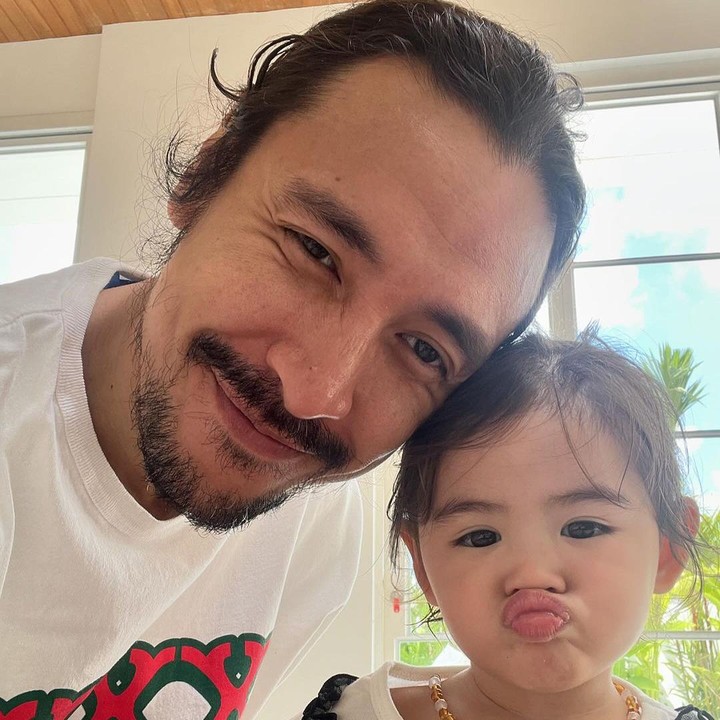 <p>"Semakin lama semakin mirip siapa ini Dunia?? Edisi Dunia yang minta selfie. Sekarang sudah bisa malak foto dia," ungkap Ello pada laman Instagram-nya. (Foto: Instagram: @marcello.tahitoe)</p>