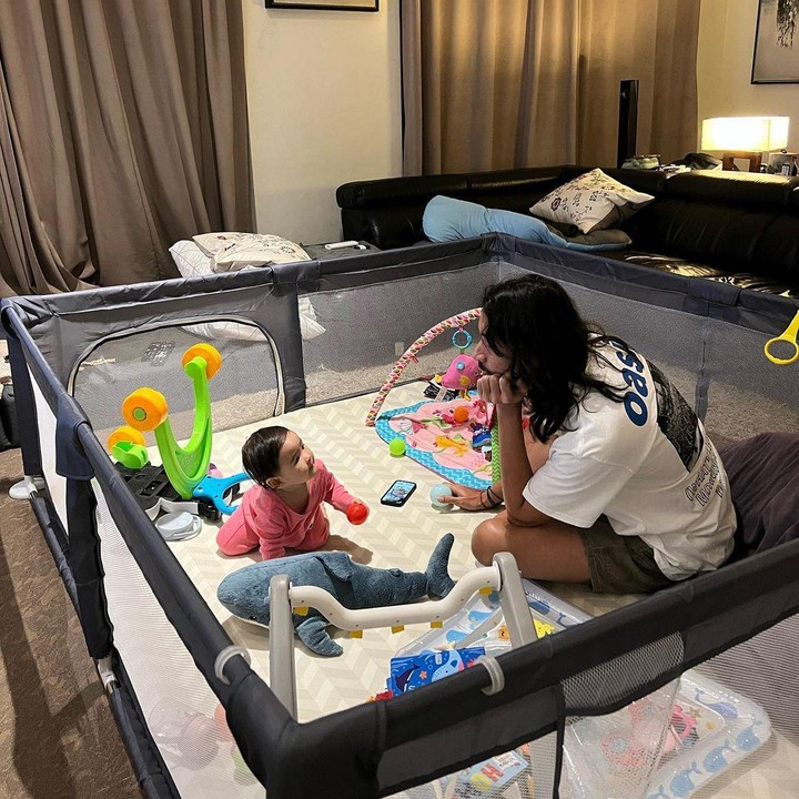 <p>Melihat dari laman Instagram-nya, penyanyi yang akrab disapa Ello ini kerap mengunggah momen kebersamaannya dengan sang putri. Keduanya terlihat asyik ketika bermain bersama. (Foto: Instagram: @marcello.tahitoe)</p>