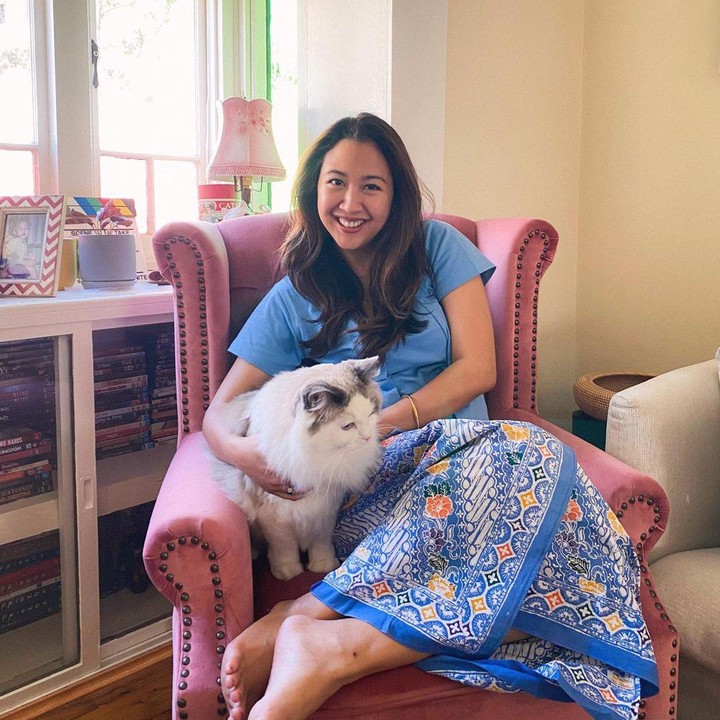<p>"Mencoba membuat diva fotogenik ini duduk diam untuk foto yang sempurna tapi kenapa dia bersikap jahat pada bibinya yang suci," tulis Sherina ketika berpose mengenakan kebaya bersama kucing yang menggemaskan. (Foto: Instagram: @sherinamunaf)</p>