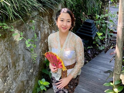 5 Potret Anggun Sherina dalam Balutan Kebaya dan Kain, Inspirasi Outfit ke Pesta Pernikahan