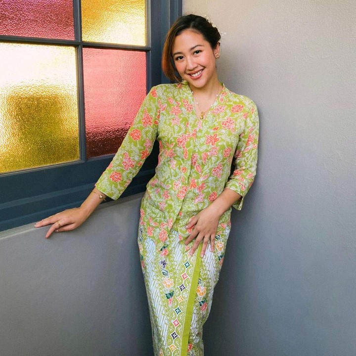 <p>Melihat dari laman Instagram-nya, ada beberapa potret cantik Sherina dengan balutan kebaya. Beberapa jenis kebaya yang ia kenakan adalah kebaya bali, kutu baru, hingga encim. (Foto: Instagram: @sherinamunaf)</p>