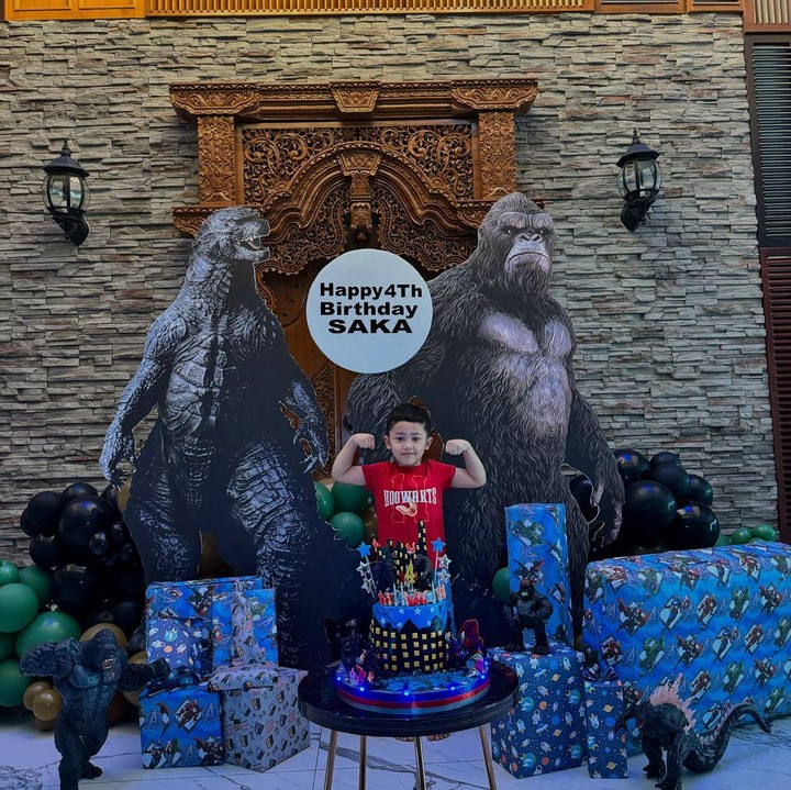 <p>Pada perayaan ulang tahunnya ini, Saka diberikan kue ulang tahun bertema King Kong dan Godzilla. Saka pun terlihat sangat bahagia karena mendapatkan banyak kado ulang tahun. (Foto: Instagram: @ussypratama)</p>
