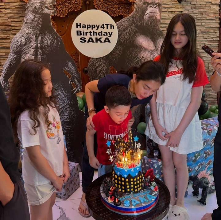 <p>"HBD jagoan kecil Mama Sakalingga Ibra Pratama. Semoga Mas selalu bertumbuh menjadi anak saleh. Anak yang baik, anak yang penuh cinta dan tawa, persis seperti bahagia yang kamu kasih selalu untuk Mama Papa. Hadirmu memberi warna baru di hidup Mama. Mama yakin kamu akan tumbuh menjadi laki-laki hebat kelak," paparnya. (Foto: Instagram: @ussypratama)</p>