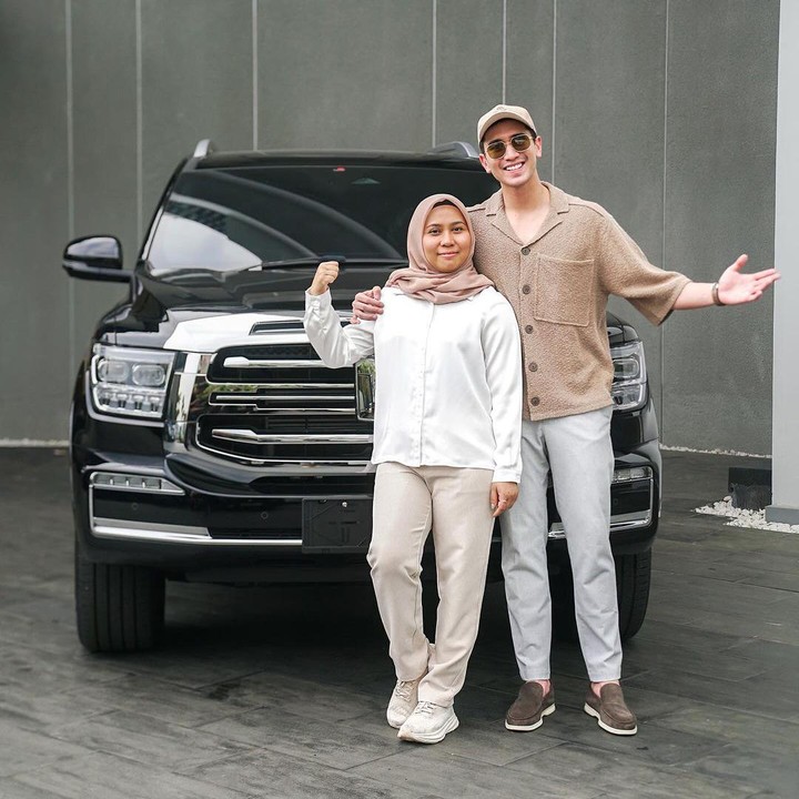 <p>Belum lama ini diketahui Verrell baru saja memberikan Sarni sebuah mobil mewah berwarna hitam. Momen kedatangan mobil itu pun diabadikan langsung pada laman Instagram-nya. (Foto: Instagram: @bramastavrl)</p>