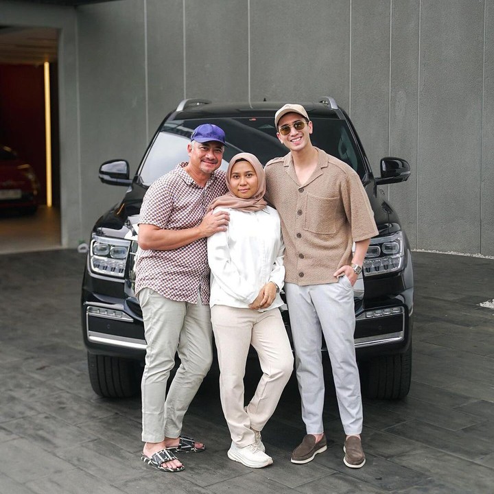 <p>Pada unggahan yang berbeda, Verrell mengatakan bahwa ia telah menepati janjinya untuk membelikan sang Bunda sambung dan Ayahnya sebuah mobil baru. Ia pun berharap agar mobil tersebut bisa memberikan manfaat. (Foto: Instagram: @bramastavrl)</p>