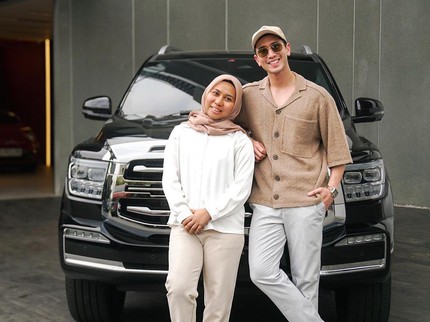 7 Potret Verrell Bramasta Bersama Ibu Sambung, Tepati Janji Beri Kado Mobil Mewah