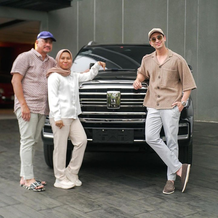 <p>"<em>Alhamdulillah</em> akhirnya sampai hadiah untuk Bunda dan Papa. Sesuai janji, ya, semoga bermanfaat untuk kerja, ketemu masyarakat, dan antar jemput sekolah," tutur Verrell. (Foto: Instagram: @bramastavrl)</p>
