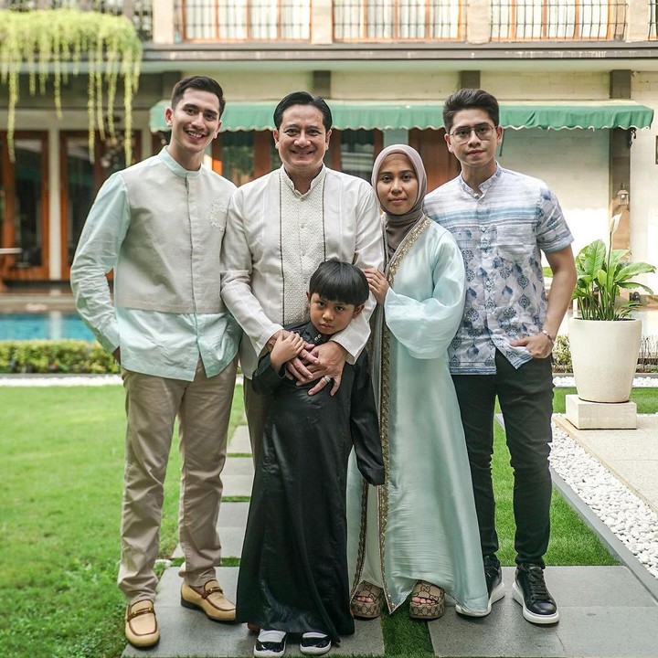 <p>Verrell Bramasta diketahui sangat dekat dengan sang Bunda sambung, Sarni. Ia bahkan sering mengajak sang Bunda sambung berlibur bahkan membelikannya berbagai hadiah mewah. (Foto: Instagram: @bramastavrl)</p>