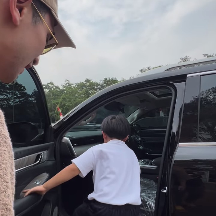 <p>Tidak lama setelah beberapa saat mobil mewah tersebut tiba, Verrell dan Sarni pun langsung melakukan test drive. Verrell mencoba mobil tersebut untuk menjemput sang adik sambung, Elvano, dari sekolah. (Foto: Instagram: @bramastavrl)</p>