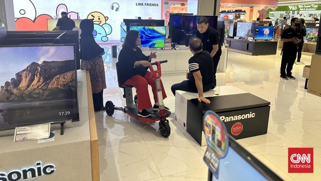 Smart TV 65 inch banting harga di Transmart Full Day Sale hari ini, Minggu (8/6), dari harga normal Rp10 jutaan jadi Rp6,7 jutaan.