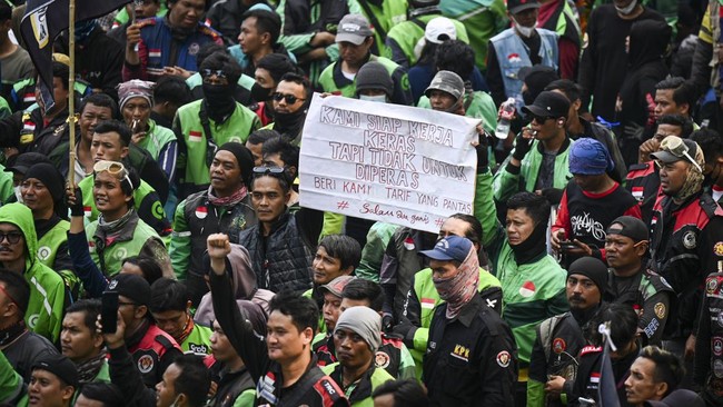 Pengemudi ojek online akan melakukan unjuk rasa besar-besaran pada Selasa (20/5) besok dengan 3 tuntutan besar, salah satunya, turunkan biaya aplikasi.
