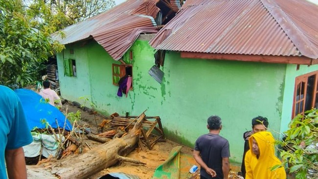 Sebanyak 8 rumah penduduk di Tapanuli Utara, Sumatera Utara rusak parah dan satu meninggal usai diterjang angin puting beliung.