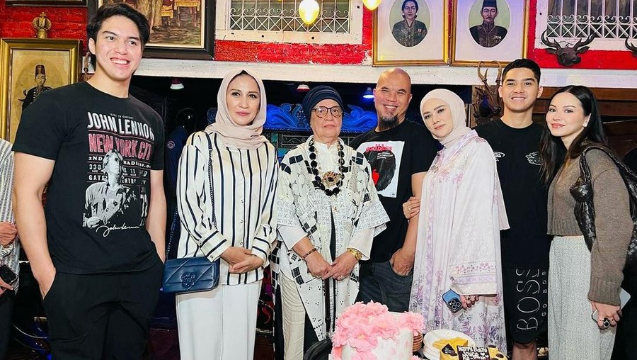 Ahmad Dhani dan Dian Rahmaniar merayakan ulang tahun ibunda mereka