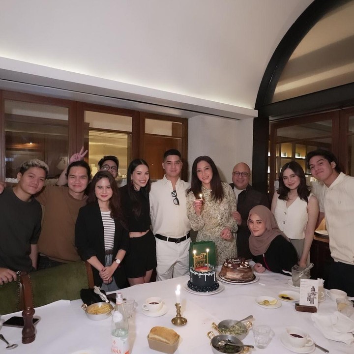 <p>Momen ini pun dirayakan keluarga dan orang terdekat putra pertama Ahmad Dhani dan Maia Estianty itu dengan makan malam bersama. Turut hadir kedua adiknya El dan Dul beserta kekasih masing-masing, Syifa Hadju dan Tissa Biani. "Perayaan ulang tahun ke-27 yang sempurna bersama orang-orang yang saya cintai," tulisnya sebagai caption. (Foto: Instagram @alghazali7)<br /><br /><br /></p>