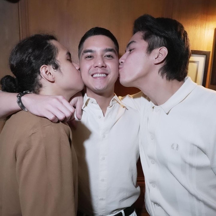 <p>Ada beberapa potret yang Al bagikan dalam postingan yang sama. Mulai dari foto beramai-ramai, hingga satu persatu dengan saudara, orang tua, juga sang kekasih Alyssa Daguise.(Foto: Instagram @alghazali7)<br /><br /><br /></p>