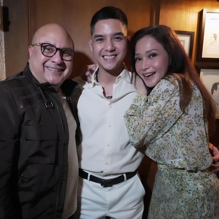 <p>Sang ibunda, Maia Estianty, turut mengunggah malam perayaan ulang tahun Al di akun Instagram pribadinya. Di sana, ia menuliskan banyak doa, termasuk harapan agar sang putra segera menikah.</p><p>"Selamat ulang tahun ke 27 @alghazali7, semoga: Makin takut Allah dan sholeh, Makin dewasa dan panjang umur, Makin sukses dan tambah sukses, Makin makmur dan jaya, Makin beruntung dan terus bernasib baik, Makin berkah, makin panjang umur, Apapun yang diinginkan semua tercapai, Cepat menikah, Sehat terus, Dijauhkan dari kaum yang zalim, munafik, pengkhianat, musyrikin, Dijauhkan dari ke apesan, kebodohan, kesialan, Tidak pernah ada kasus hukum, selamat dunia dan akhirat…. Aaaammmmmiiinnn kan doa kami. Love you, Bunda and Daddy," tulisnya. (Foto: Instagram @alghazali7)<br /><br /><br /></p>