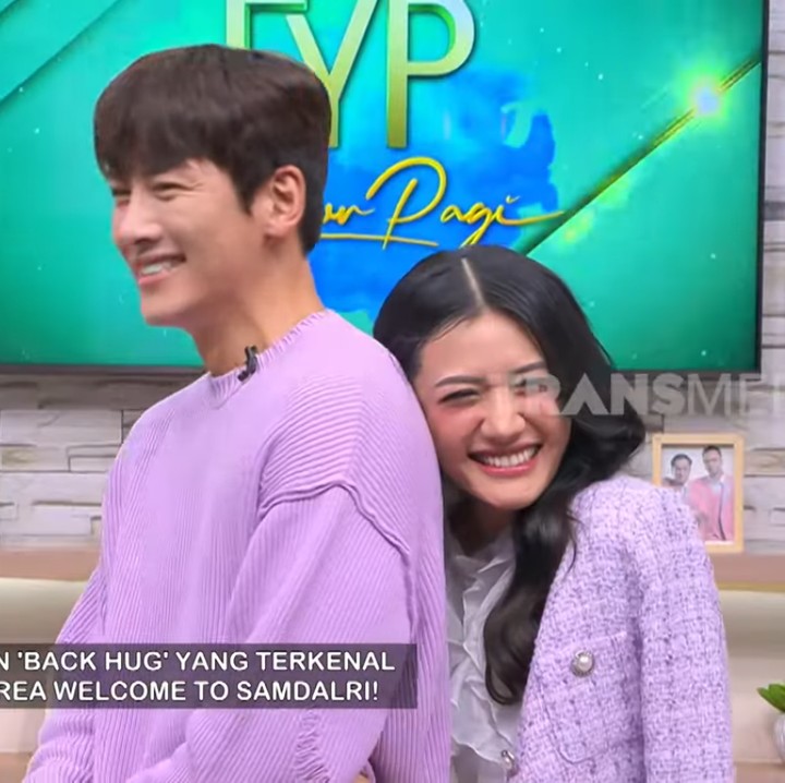 <p>Tak sampai di sana, Anissa juga melakukan reka adegan romantis dengan memeluk Ji Chang Wook dari belakang. Namun sebelum itu, ia meminta izin terlebih dahulu pada sang suami. "Aku ngefans banget, Jadi, 'Sayang, aku izin (peluk Ji Chang Wook) ya, Sayang," tutur Anissa pada Raditya Dika. (Foto: YouTube TRANS 7 Official)<br /><br /><br /></p>