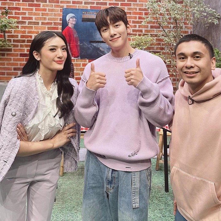 <p>Diketahui, Bunda dua orang anak ini sudah mengidolakan Ji Chang Wook sejak lama. "Dia sudah ngefans dari lama. Sejak pacaran," ungkap suaminya, Raditya Dika. (Foto: Instagram @anissaaziza)<br /><br /><br /></p>