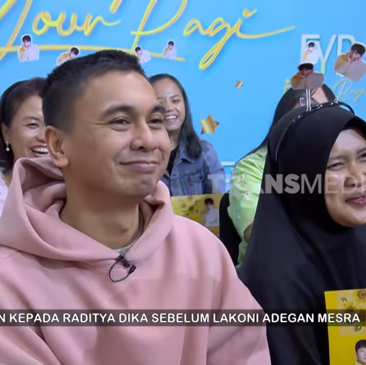<p>Raditya Dika yang duduk dari bangku penonton lantas menganggukkan kepala. Ia memberi izin sang istri untuk memeluk idolanya sambil menunjukkan ekspresi bikin ngakak. (Foto: YouTube TRANS 7 Official)</p>