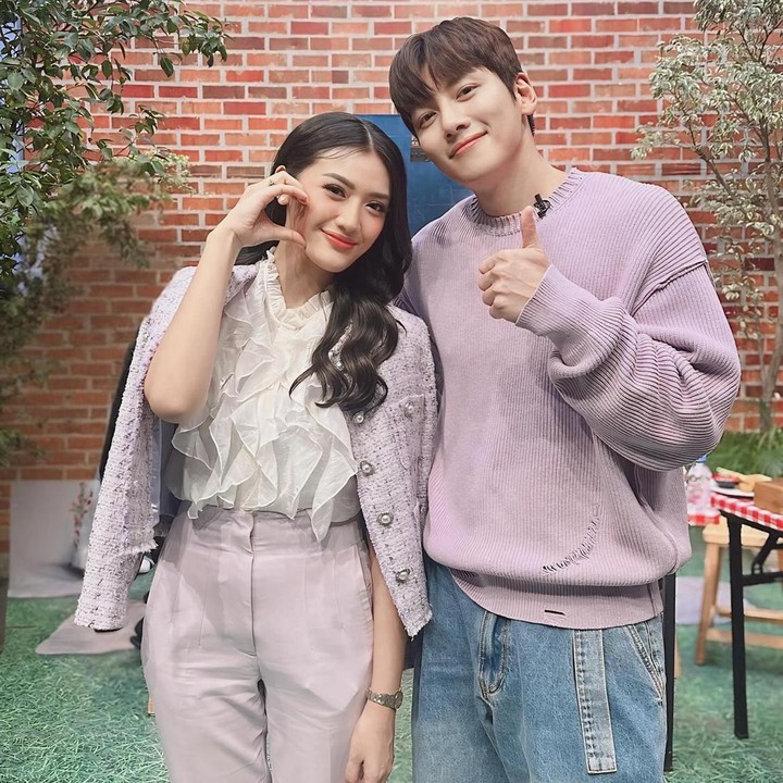 <p>Anissa Aziza dapat kesempatan emas bertemu dengan sang idola, aktor drama Korea Ji Chang Wook, Bunda. Momen ini berlangsung saat Ji Chang Wook hadir dalam program acara <em>FYP</em> Trans TV beberapa waktu yang lalu. (Foto: Instagram @anissaaziza)<br /><br /><br /></p>