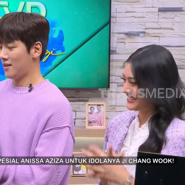 <p>Dalam kesempatan tersebut, Anissa juga memberikan beberapa hadiah untuknya. Mulai dari botol minum hingga bantal yang bisa dipakai untuk beristirahat saat berada di lokasi syuting. (Foto: YouTube TRANS 7 Official)<br /><br /><br /></p>