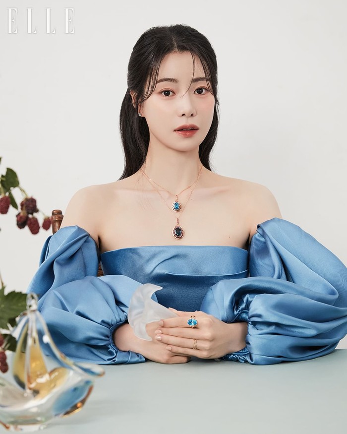 Aqua Melody menjadi salah satu set perhiasan terbaru dari RoseeD'or yang menjadi sorotan utama dalam pemotretan Lim Ji Yeon, dimana perhiasan dengan permata bewarna biru tersebut memancarkan kemurnian nan elok./ Foto: instagram.com/ellekorea