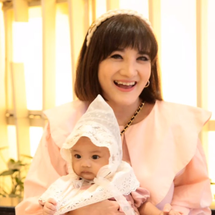 <p>Banyak netizen terpana dengan baby Aleesya yang menggemaskan, Bunda. Tidak sedikit juga dari mereka yang memuji kecantikan Si Kecil. (Foto: Instagram: @kikiamaliaworld)</p>