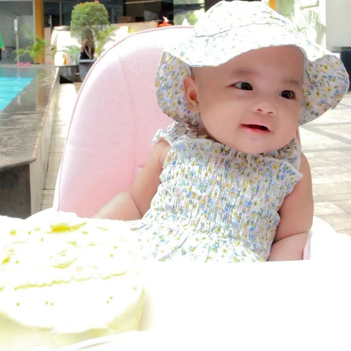 <p>Melihat dari laman Instagram-nya, Kiki selalu merayakan pertambahan usia Aleesya di setiap bulannya. Ia pun mengunggah potret sang putri dengan kue mini yang telah dihias. (Foto: Instagram: @kikiamaliaworld)</p>