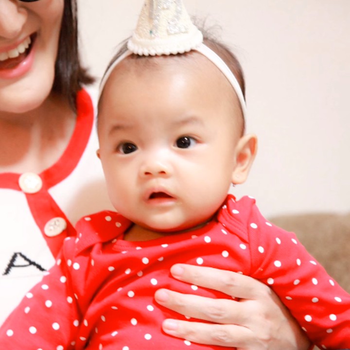 <p>Unggahan itu pun langsung dibanjiri komentar netizen yang salah fokus dengan paras cantik dan menggemaskannya Aleesya. "Si Cantik Alesya <em>sdh</em> besar," tulis akun <em>@parazwa****. </em>"Anak nya <em>cute</em> and mba kiki ketawanya bikin adem," tulis akun<em> @yustineapriya****.</em> (Foto: Instagram@kikiamaliaworld)</p>