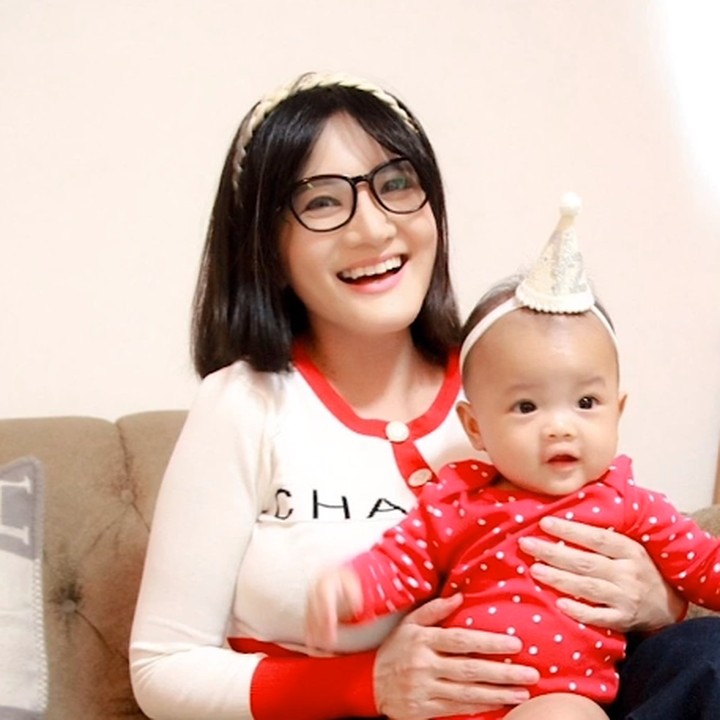 <p>"Ini dia, setengah jalan menuju (usia) 1 (tahun). Selaman 6 bulan baby Aleesya. <em>Ilysm</em>," tulis Kiki dengan emotikon hati dan kecupan. (Foto: Instagram: @kikiamaliaworld)</p>