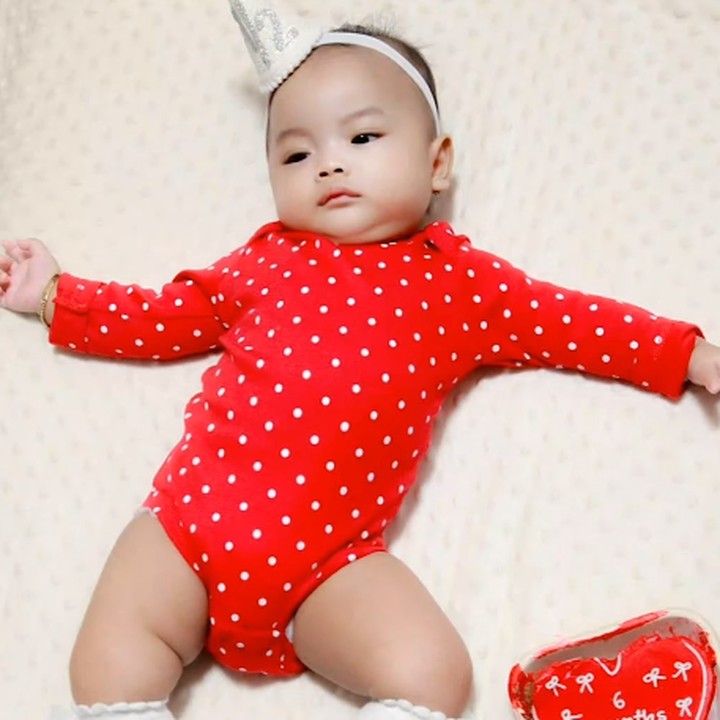 <p>Belum lama ini Aleesya baru saja genap berusia enam bulan. Kiki pun mengunggah potret Aleesya mengenakan pakaian serba merah dengan kue warna senada. (Foto: Instagram: @kikiamaliaworld)</p>