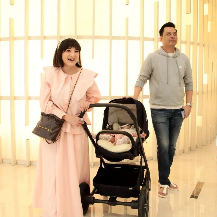 <p>Kiki Amalia menikah dengan Agung Nugraha pada tahun 2022, Bunda. Setelah menikah, kebahagiaan keduanya pun semakin lengkap dengan lahirnya seorang putri yang cantik. (Foto: Instagram: @kikiamaliaworld)</p>