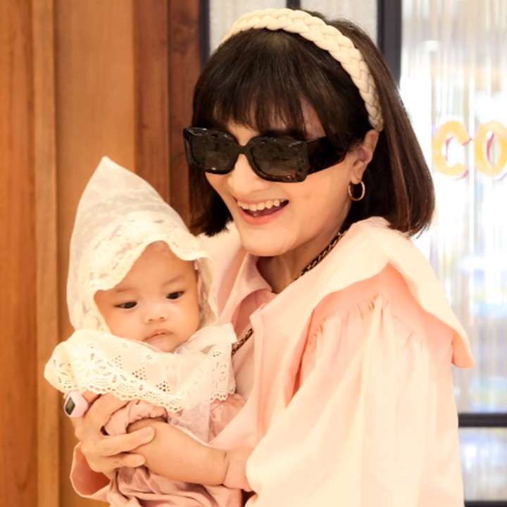 <p>"Si cantik Aleesya sudah besar," kata seorang netizen. "<em>MasyaAllah</em> Aleesya cantik banget," papar netizen lainnya dengan emotikon hati. (Foto: Instagram: @kikiamaliaworld0</p>