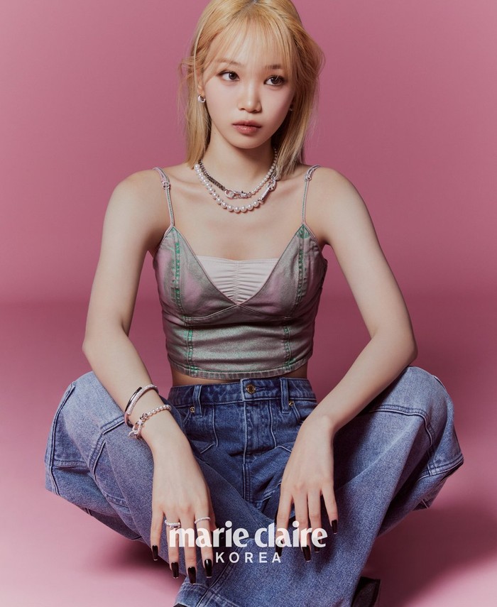 Beberapa hari menjelang comeback LE SSERAFIM, para penggemar girl group yang debut pada awal Mei 2022 tersebut dikejutkan dengan pengumuman didapuknya sang leader, Kim Chaewon, sebagai local ambassador Swarovski di Korea. / Foto: x.com/marieclairekr