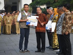 Bey Machmudin Serahkan SK & Piagam Penghargaan ke 180 ASN Purnatugas