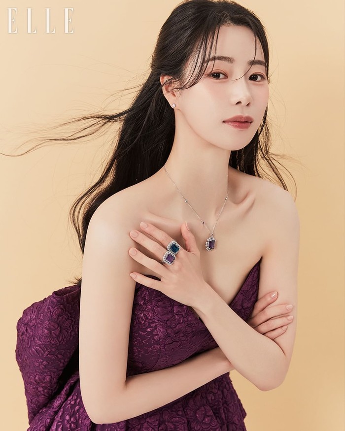 Dalam pemotretan kali ini, sang aktris memperkenalkan koleksi terbaru brand dalam konsep 'The Herritage, Jardin de Provence' yang menoljolkan keindahan mewah namun elegan khas Prancis Selatan./ Foto: instagram.com/ellekorea