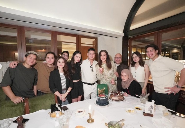 Hubungan El Rumi dan Syifa Hadju mendapatkan dukungan besar dari keluarga. Saat awal hubungan, viral di medsos potret saat Syifa dikenalkan ke Ahmad Dhani dan keluarga DEWA 19.