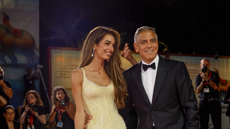 George Clooney dan Amal Clooney di Venice Film Festival 2024 Amal Clooney, left, and George Clooney pose for photographers upon arrival for the premiere of the film 'Wolfs' during the 81st edition of the Venice Film Festival in Venice, Italy, on Sunday, Sept. 1, 2024. (Photo by Joel C Ryan/Invision/AP)