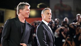 Dapat Standing Ovation, Brad Pitt dan George Clooney Joget Bareng