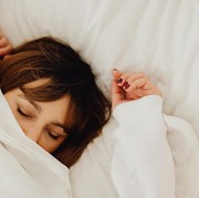 5 Cara Mengatasi Kebiasaan Menggertakkan Gigi saat Tidur, Lakukan Relaksasi!