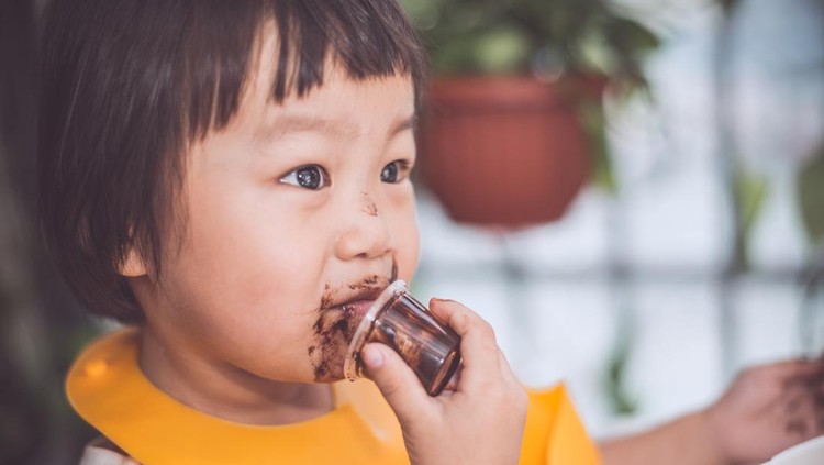 Ilustrasi Anak Makan Cokelat