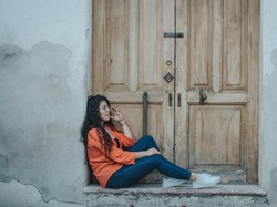 Duduk di Depan Pintu Bakal Susah Dapat Jodoh, Mitos atau Fakta?