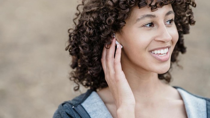 Ini 3 Bahaya Pemakaian Earphone Terlalu Sering dan Cara Penggunaannya yang Aman