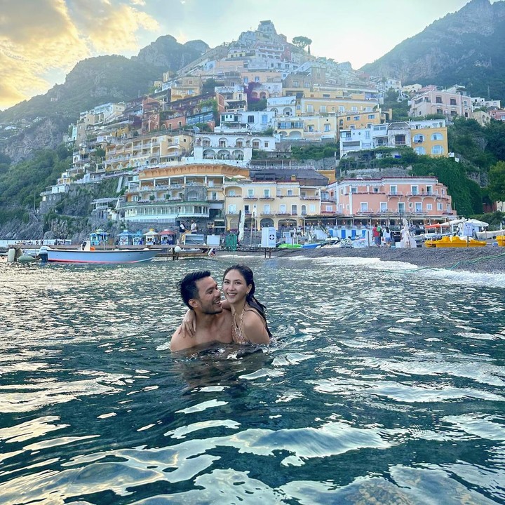 <p>Dalam unggahan ini, Mila membagikan banyak potret mesra dengan Yakub. Melalui postingan ini pula, ia memberikan ucapan manis untuk sang suami yang sedang berulang tahun. (Foto: Instagram @jscmila)<br /><br /><br /></p>